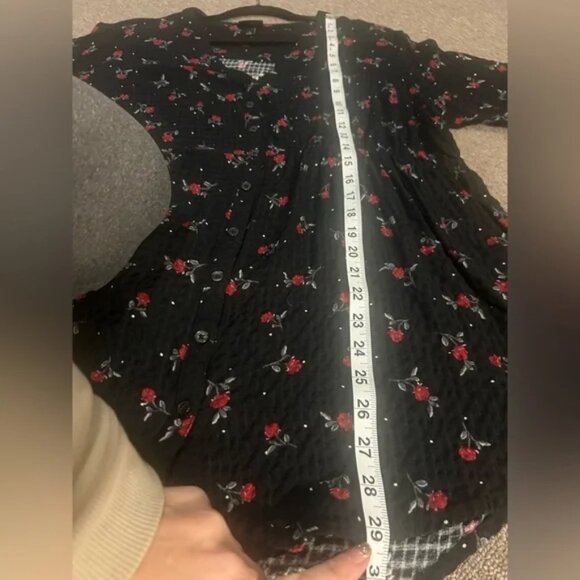Torrid Tunic Womens 1X Black Red Roses Floral Emma Crinkle Knit Hi Lo Button Up - Picture 2 of 11